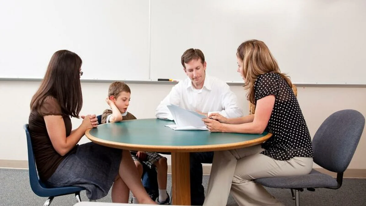 Parenting Tips: 'पैरेंट्स टीचर मीटिंग’ में कभी ना करें बच्चों के सामने टीचर से ये 5 बातें, बढ़ाती है नेगेटिव सोच
