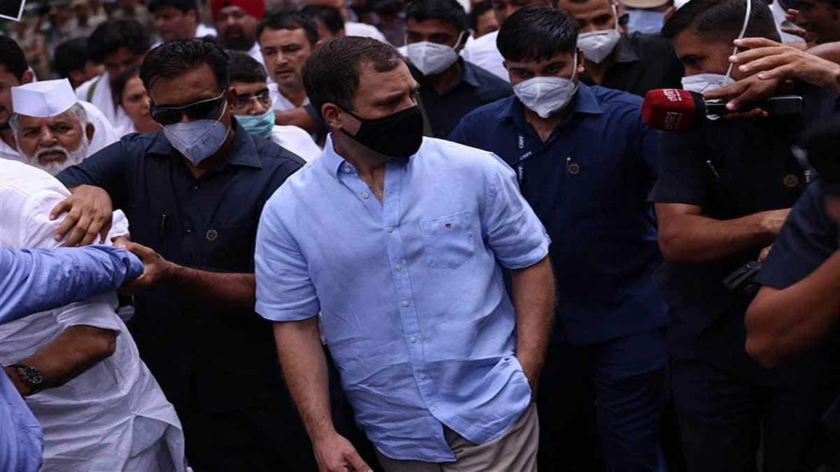 ईडी दफ्तर में राहुल गांधी से पूछताछ जारी, कार्यालय के बाहर कांग्रेस का विरोध प्रदर्शन