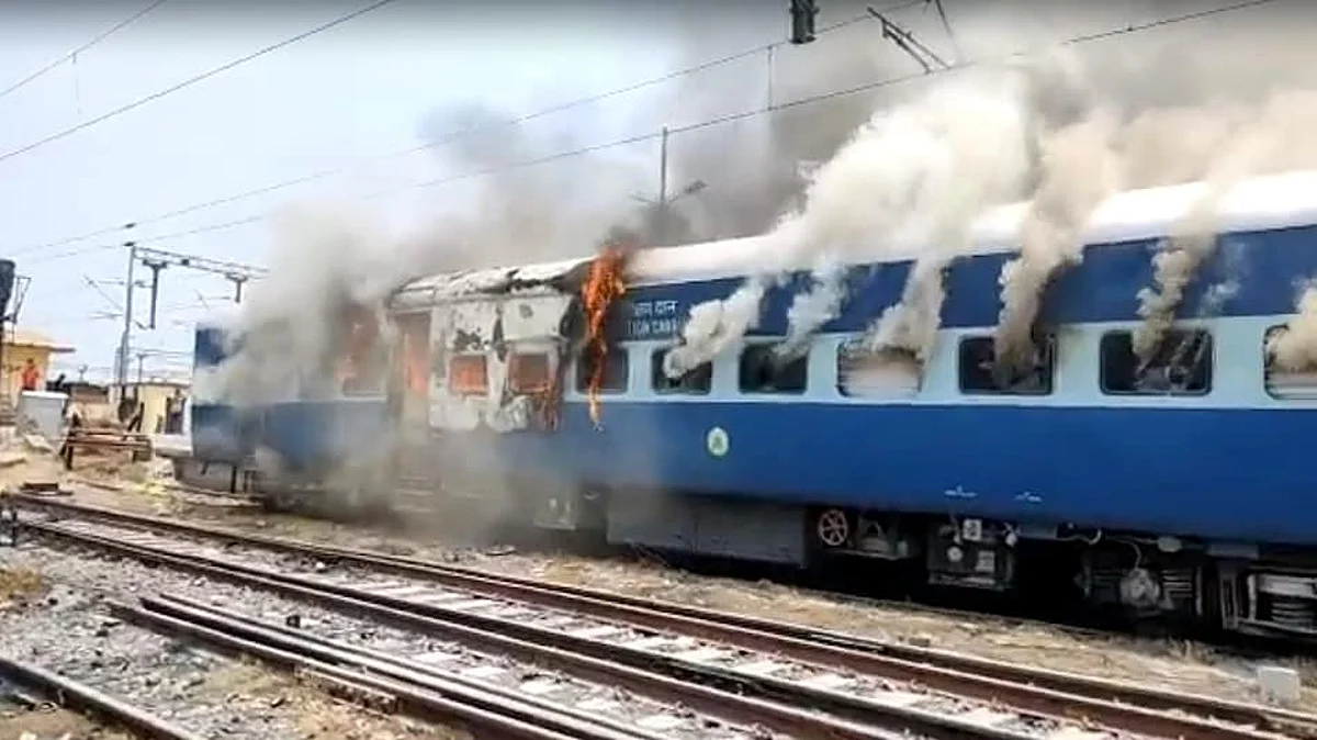 Bihar Agneepath scheme: बिहार में अग्निपथ योजना का विरोध जारी, प्रदर्शनकारियों के निशाने पर रेलवे, ट्रेनों में लगाई आग