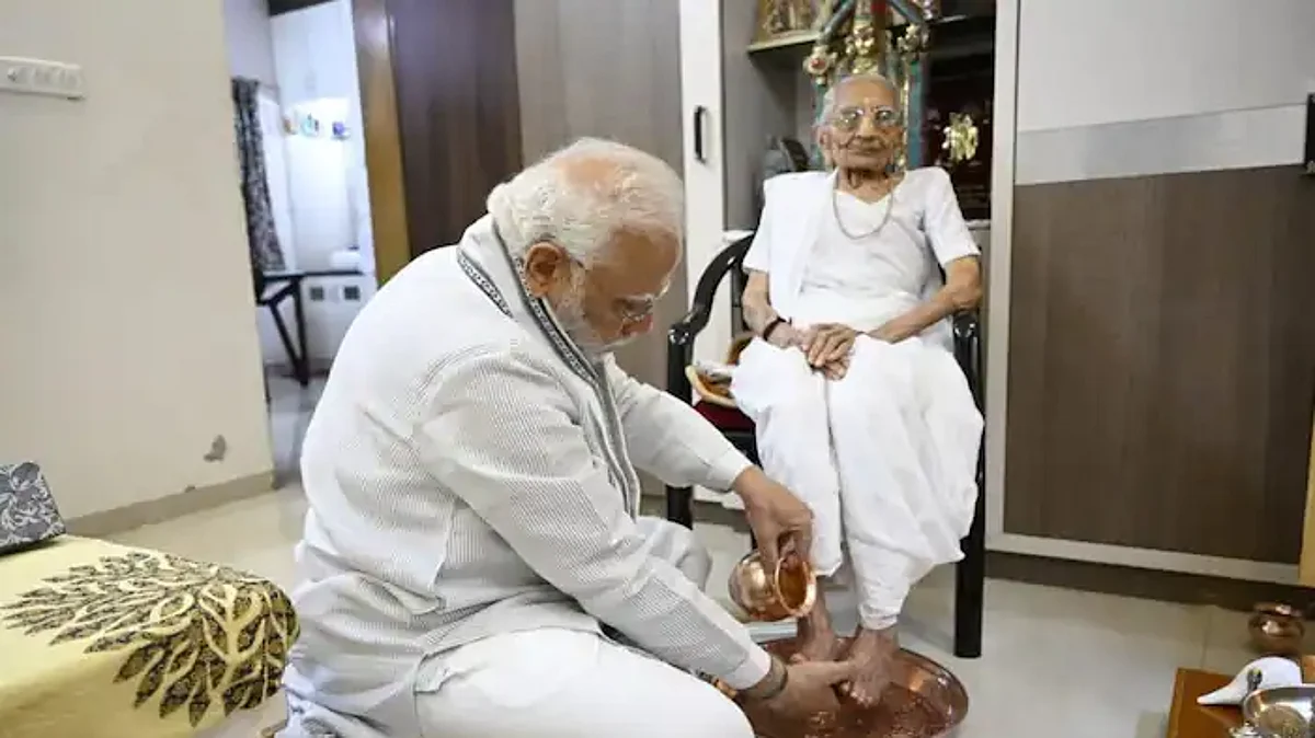 PM Modi Gujarat Visit: 100वें जन्मदिन पर अपनी मां हीराबेन से मिले पीएम मोदी, पैर धोकर लिया आशीर्वाद