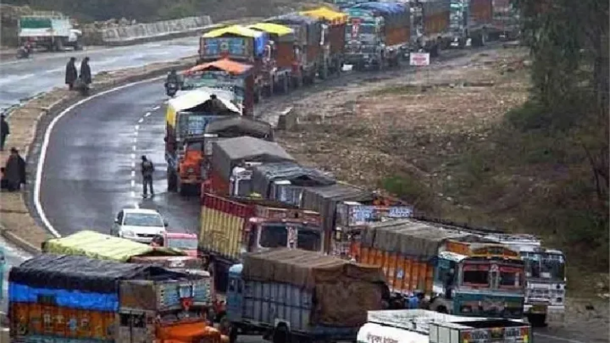 Jammu-Srinagar National Highway: भूस्खलन के चलते जम्मू-श्रीनगर राष्ट्रीय राजमार्ग पर यातायात निलंबित