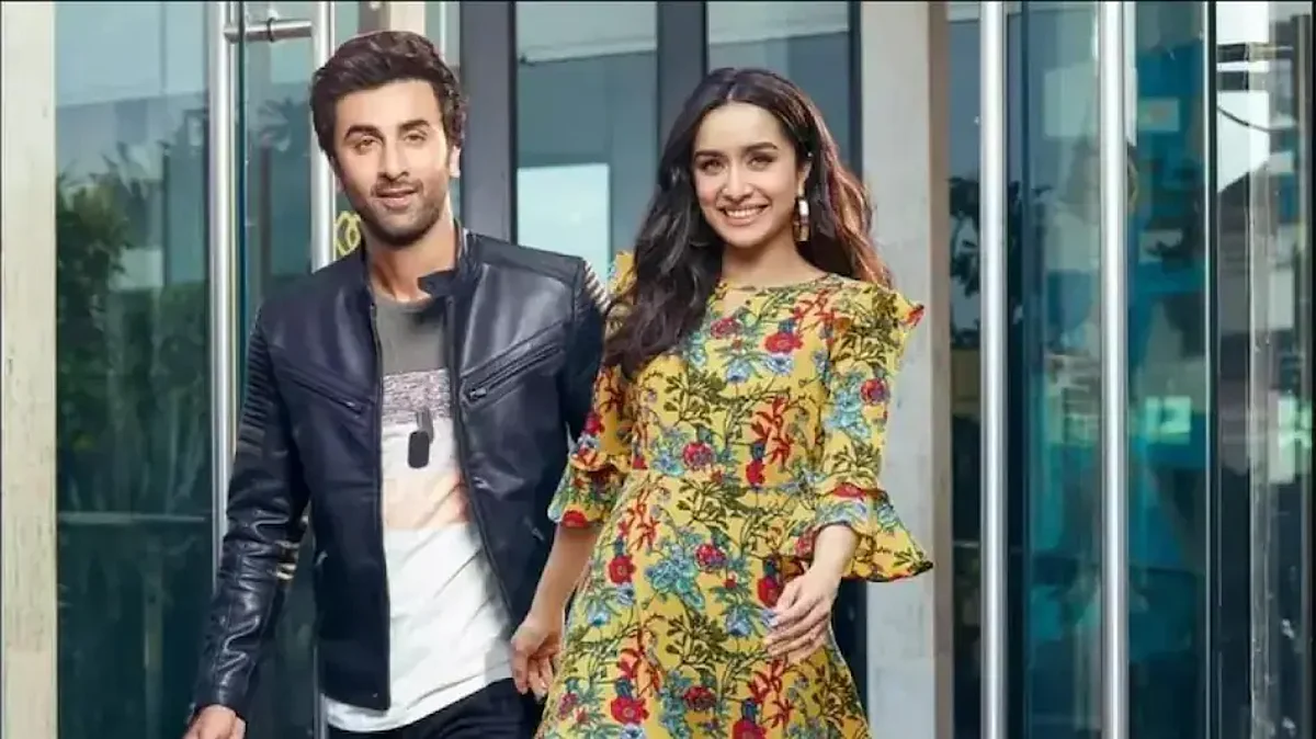 Video: Ranbir Kapoor स्पेन में हुए शर्टलेस, Shraddha Kapoor संग नदी में करते नजर आए रोमांस