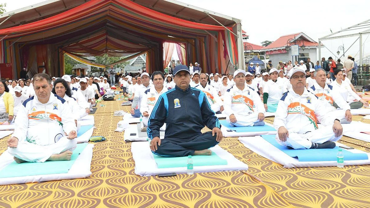 हिमाचल प्रदेश के मुख्यमंत्री जयराम ठाकुर ने स्कूली बच्चों के साथ किया योग, बोले 'इससे मिलती है मानसिक शांति'