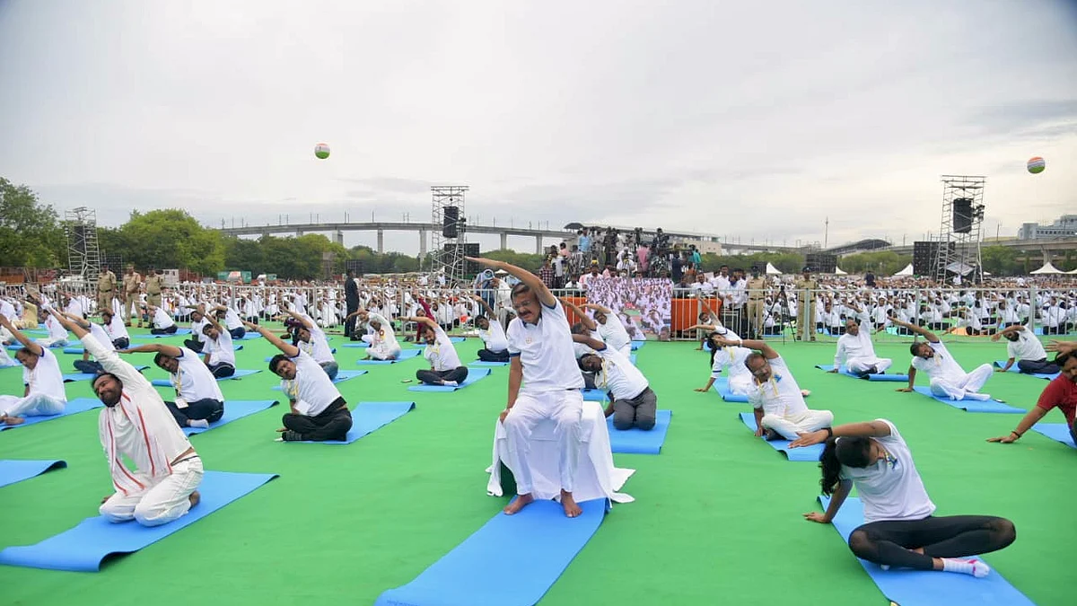 हैदराबाद के परेड ग्राउंड में उपराष्ट्रपति वेंकैया नायडू ने किया योग, बोले 'तन और मन की समग्रता के लिए जरूरी है योग'