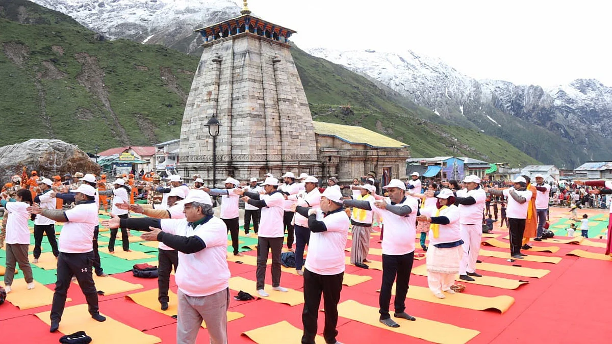 International Yoga Day 2022: केदारनाथ धाम में पुरोहितों समेत 500 तीर्थ यात्रियों ने किया योग
