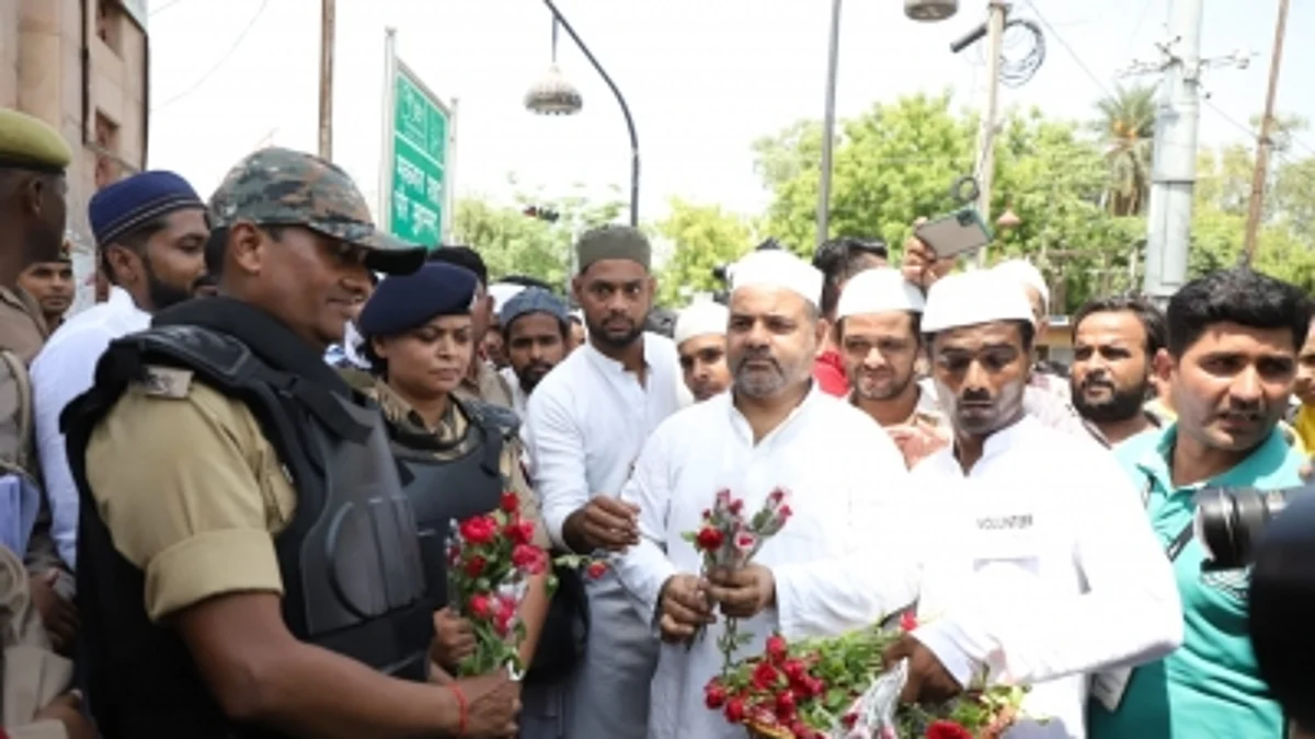 लखनऊ: जुमे की नमाज करने आए नमाजियों को पुलिस ने भेंट किए गुलाब