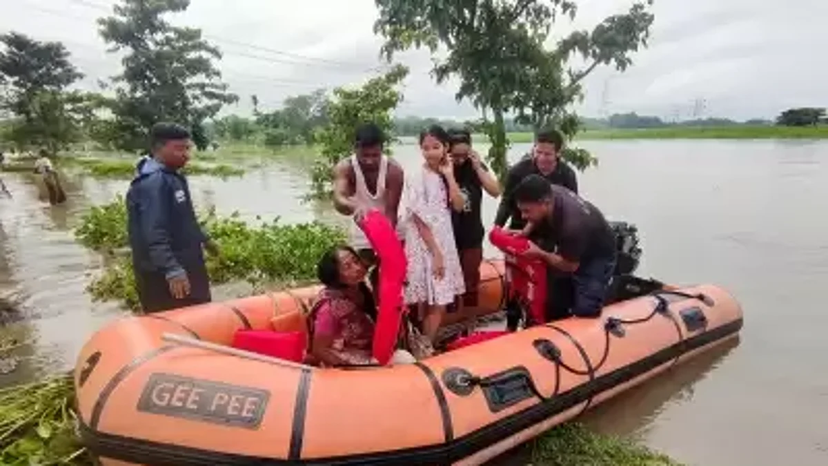गुवाहाटी: बाढ़ के पानी में बह गए असम के 2 स्कूली बच्चे, सेल्फी लेते समय पलटी नाव