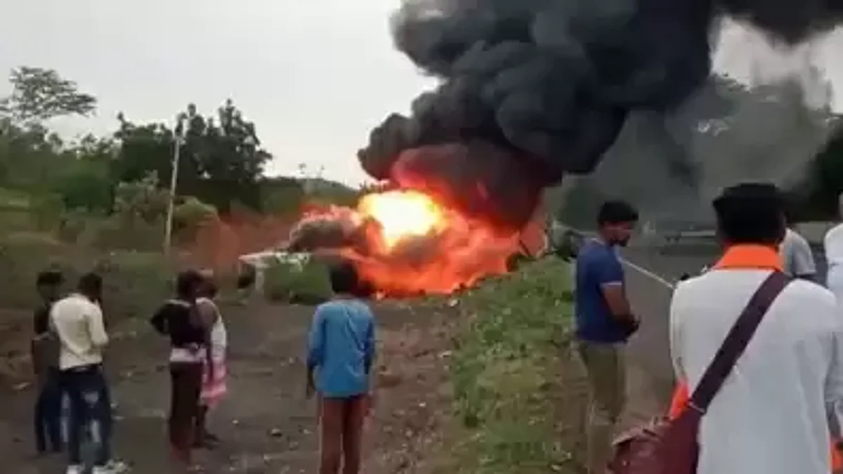 कर्नाटक में भीषण सड़क हादसा, टक्कर के बाद स्लीपर बस में आग लगने से 7 लोगों की जलकर मौत