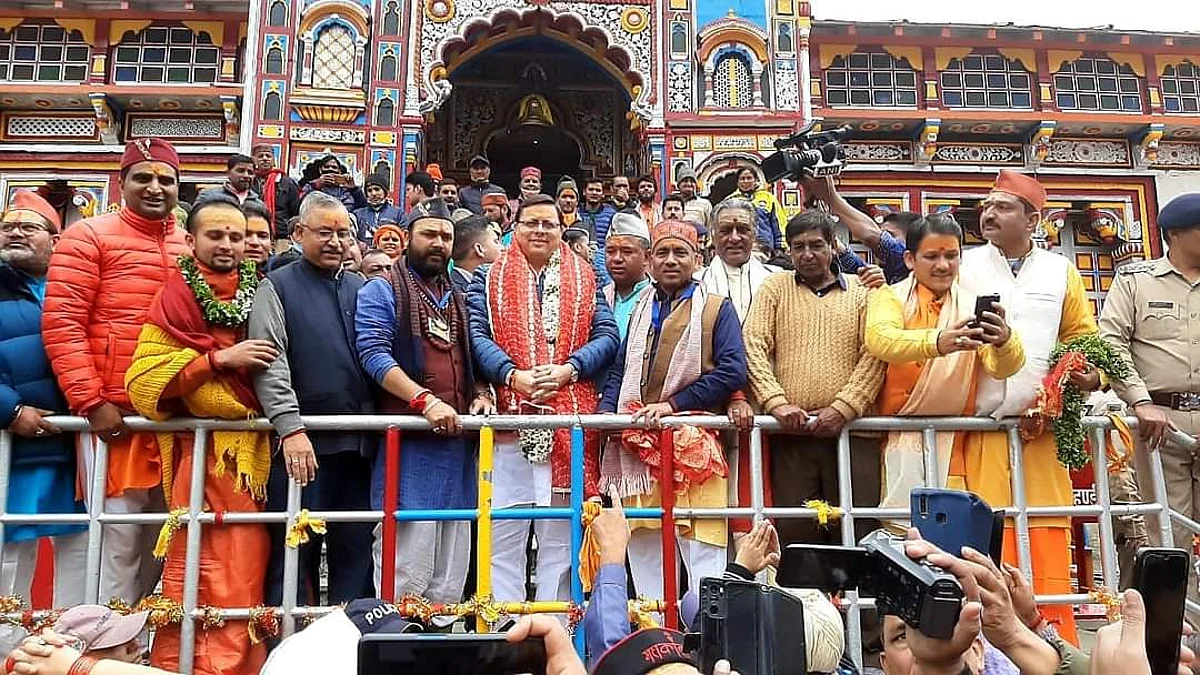 Uttarakhand: मुख्यमंत्री पुष्कर सिंह धामी ने बदरीनाथ धाम में की पूजा-अर्चना
