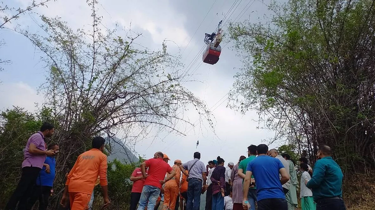 Himachal Pradesh Ropeway Accident: आठ लोगों का सफल रेस्क्यू किया गया, तीन अभी भी फंसे