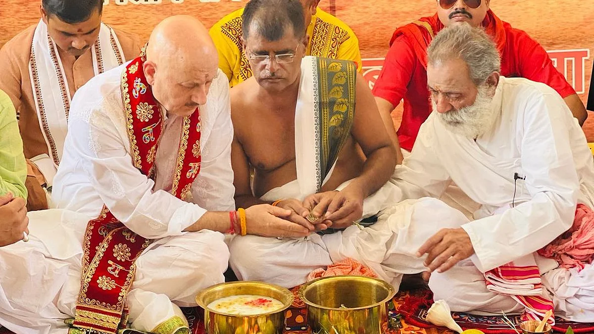 घाटी में हुए नरसंहार में मारे गए कश्मीरी पंडितों के लिए अनुपम खेर ने किया श्राद्ध
