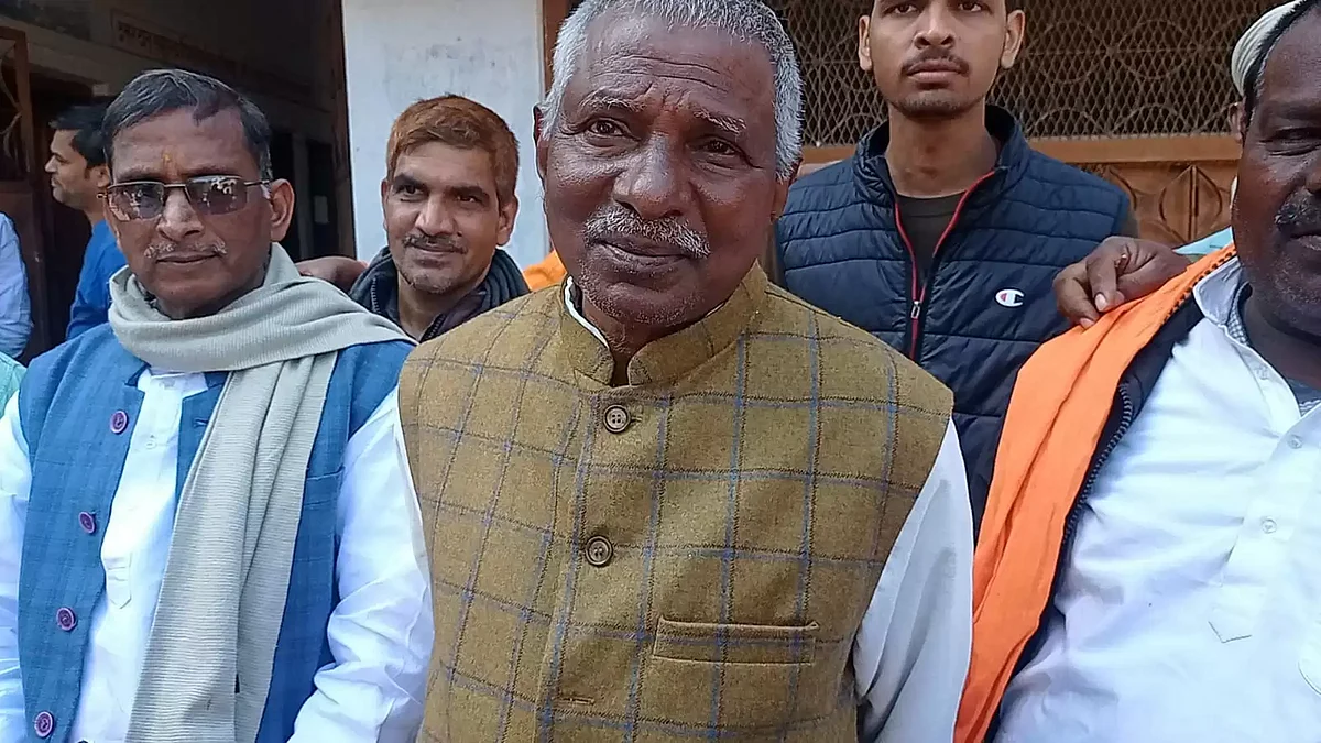 सड़क हादसे में घायल हुए यूपी बीजेपी विधायक कैलाश खरवार, खड़े डंपर से जा टकराई SUV