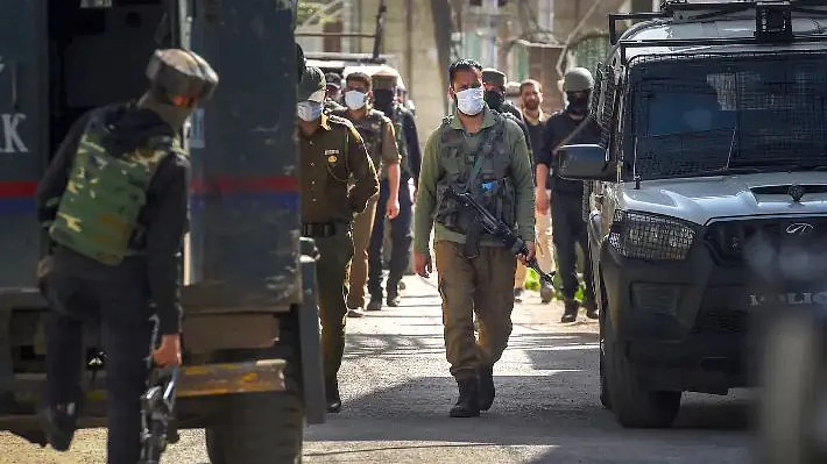 Jammu Kashmir Encounter: कुलगाम और पुलवामा में मुठभेड़, सुरक्षा बलों ने 4 आतंकियों को मार गिराया