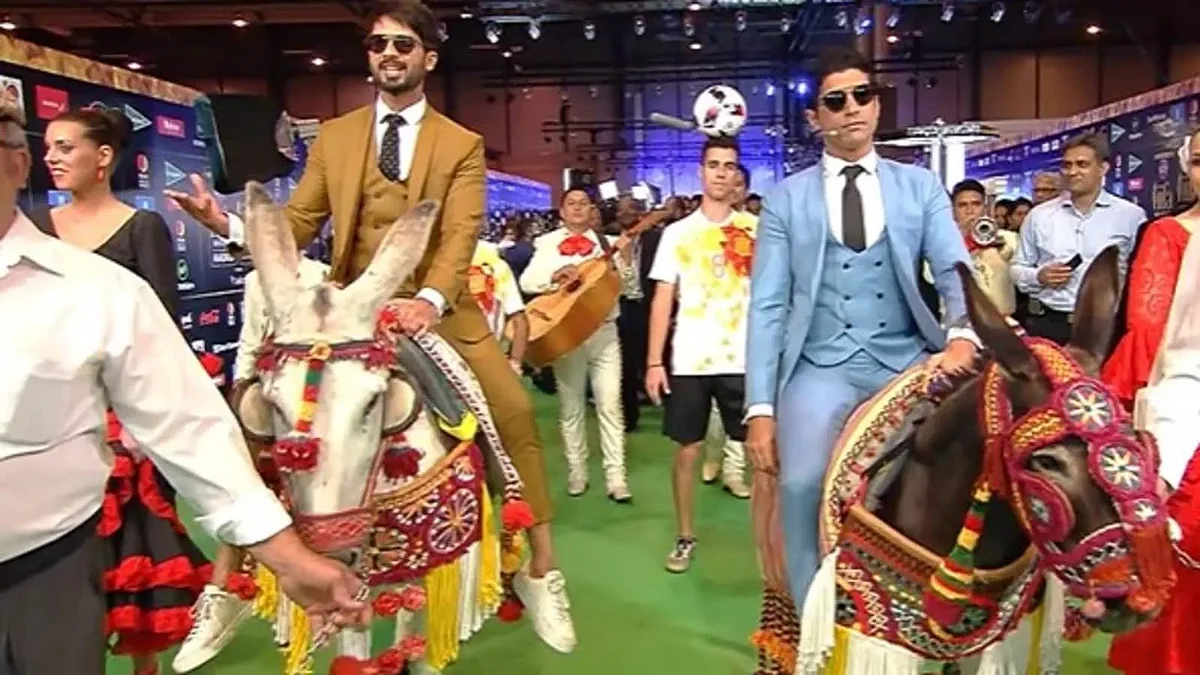 IIFA में गधे पर सवार होकर पहुंचे एक्टर शाहिद कपूर, फरहान अख्तर ने पूछा ऐसा सवाल है कि ऑडियंस खुलकर हंस पड़ी
