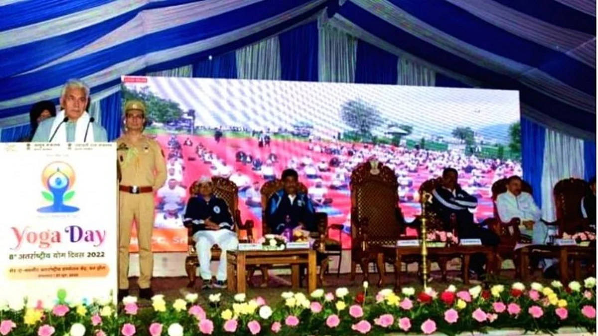 अंतर्राष्ट्रीय योग दिवस के मौके पर जम्मू-कश्मीर के उपराज्यपाल मनोज सिन्हा ने डल झील के किनारे किया योग