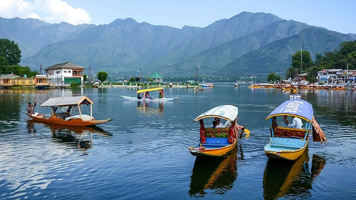 Jammu Kashmir Weather Update: जम्मू-कश्मीर में साफ आसमान के साथ शुष्क मौसम की संभावना