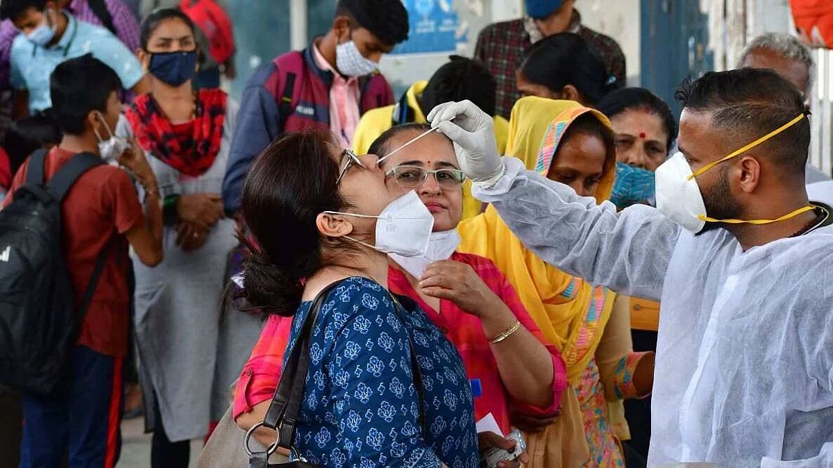 Covid-19 Updates: कोरोना ने फिर पकड़ी रफ्तार, बीते 24 घंटे में 8,822 नए मामले, 15 लोगों की मौत