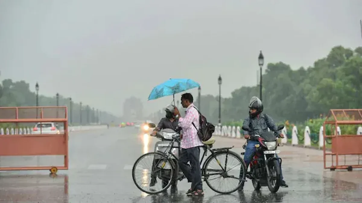 Rain in Delhi: हल्की फुहारों से दिल्लीवासियों को गर्मी से मिली राहत