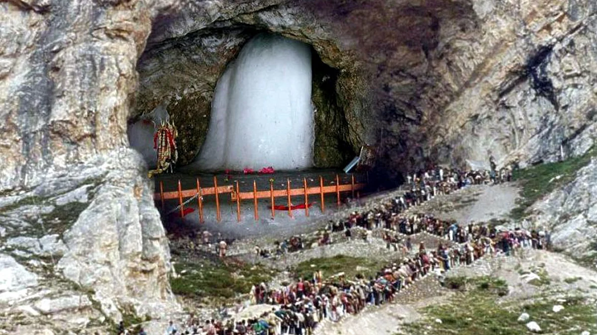 जम्मू-कश्मीर के उपराज्यपाल ने अमरनाथ यात्रा की तैयारियों का जायजा लिया, स्वच्छता और सुविधा को सर्वोच्च प्राथमिकता देने को कहा