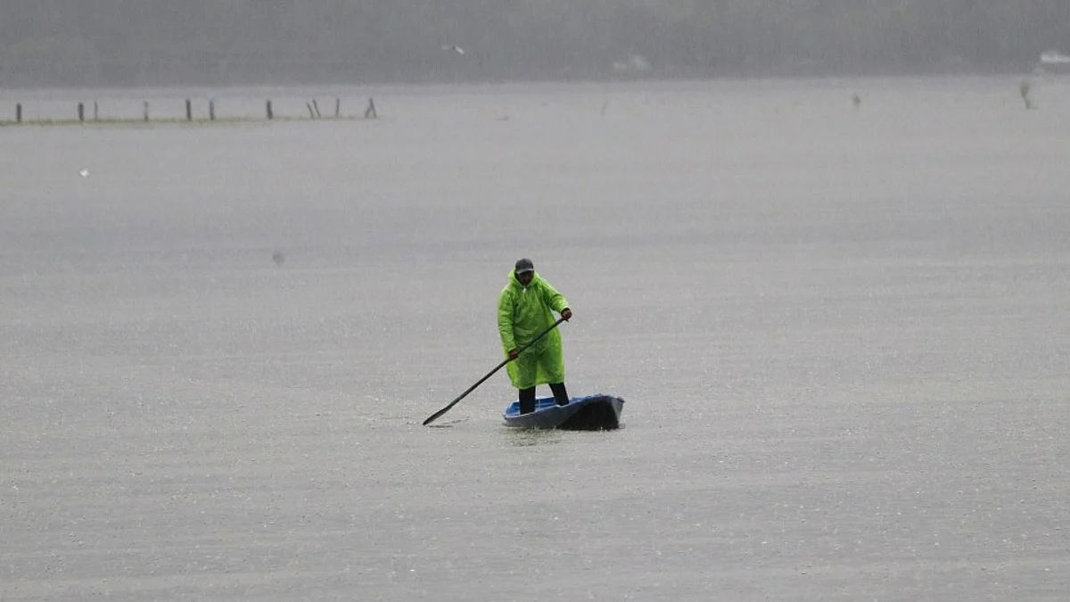Rain in Jammu and Kashmir: जम्मू-कश्मीर में लगातार बारिश से नदियां उफान पर, छह जिलों में स्कूलों को बंद किया गया