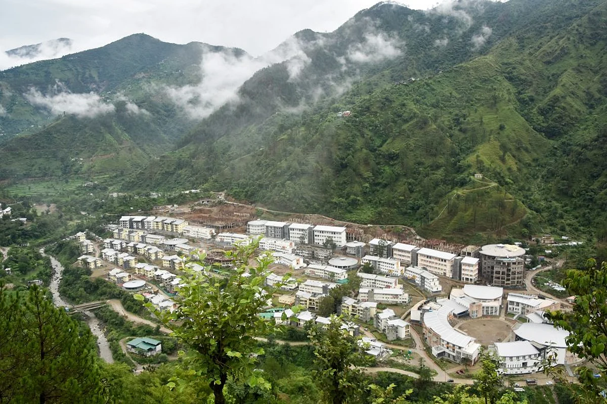 IIT Mandi में स्कूली छात्रों ने सीखी रोबोटिक्स और आर्टिफिशियल इंटेलिजेंस तकनीक
