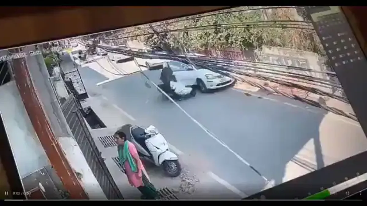 लखनऊ: रुकी कार का गेट अचानक खुलने से स्कूटी सवार की टकराकर मौत, बिना हेलमेट के था युवक