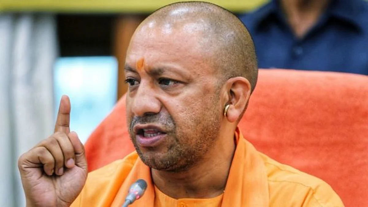 योगी सरकार ने किया बड़ा प्रशासनिक फेरबदल, वाराणसी समेत पांच जिलों के जिलाधिकारी के साथ 12 आईएएस के तबादले