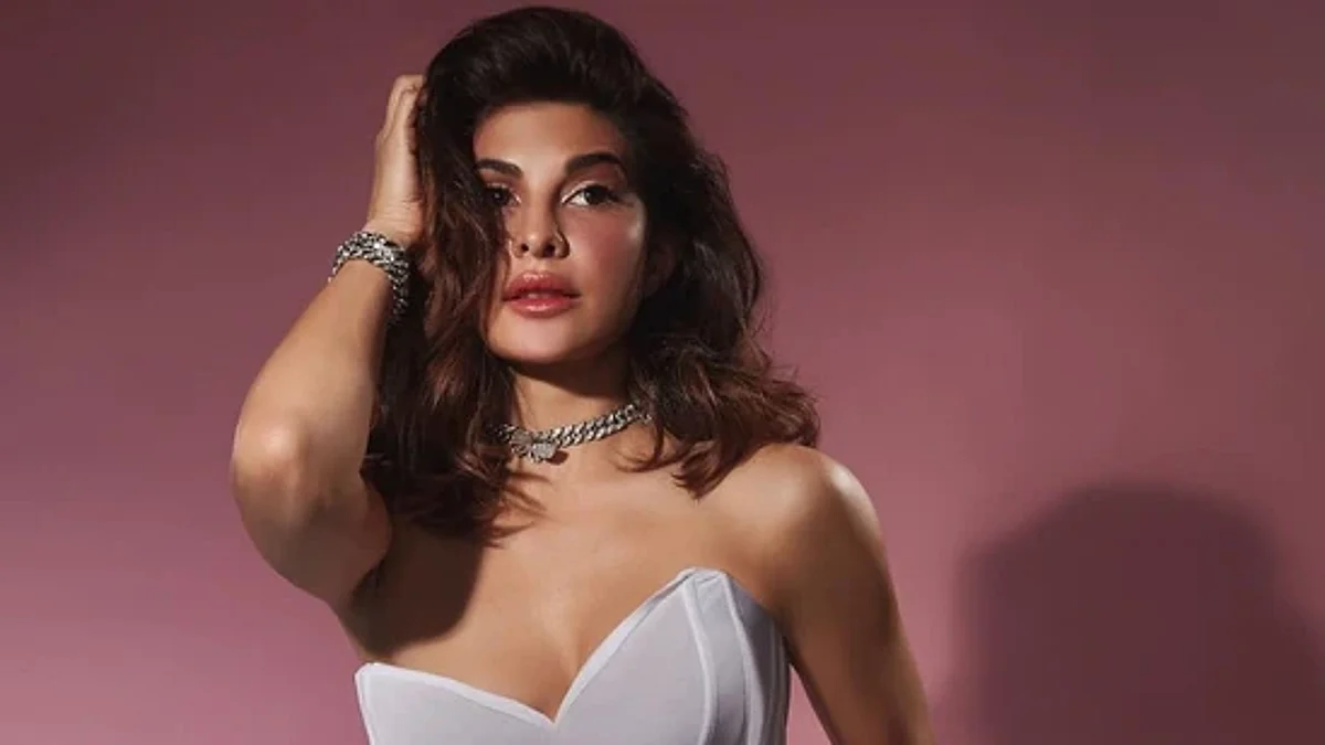 Jacqueline Fernandez ने शेयर किया अपनी हॉलीवुड फिल्म का पहला पोस्टर, ग्लैमरस अंदाज में दिखीं अदाकारा