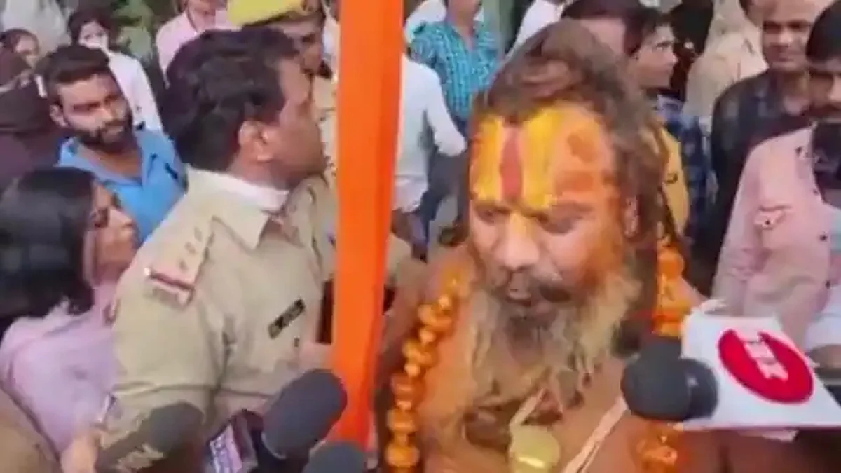 लखनऊ: नमाज वाली जगह का शुद्धिकऱण करने Lulu Mall पहुंचे जगद्गुरु परमहंस, पुलिस ने हिरासत में लिया