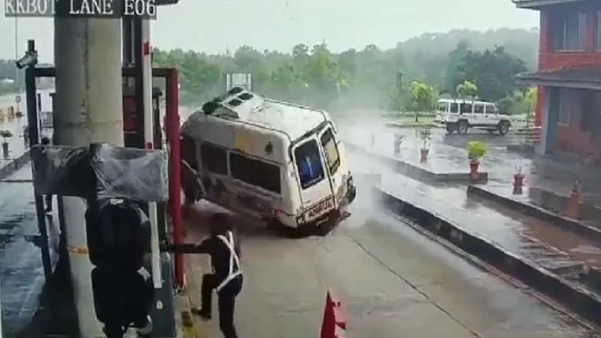 Karnataka Ambulance Accident: कर्नाटक में टोल बूथ पर तेज़ रफ़्तार एम्बुलेंस हुई हादसे का शिकार, 4 की मौत