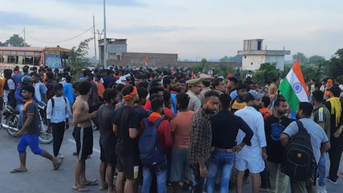 अमरोहा में सड़क हादसे में बाइक सवार दो कांवड़ियों की मौत, गुस्साए साथियों ने 7 बसों में की तोड़फोड़