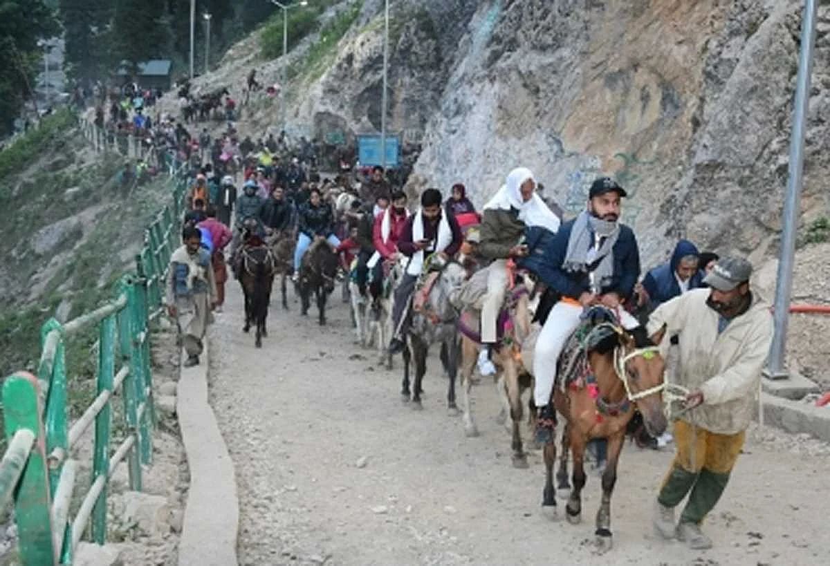 Amarnath Yatra: 5,649 तीर्थयात्रियों का एक और जत्था गुफा मंदिर के लिए रवाना