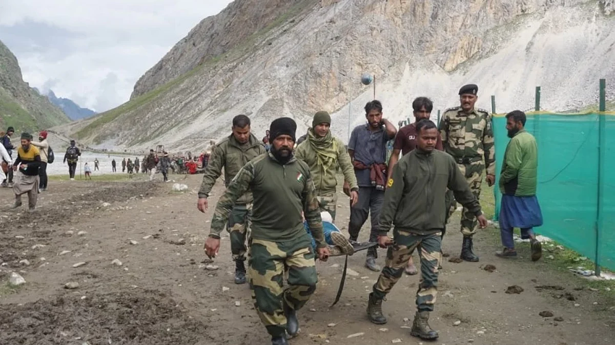 Amarnath yatra 2022: अस्थायी रूप से स्थगित की गयी अमरनाथ यात्रा, रेस्कयू ऑपरेशन अभी भी जारी