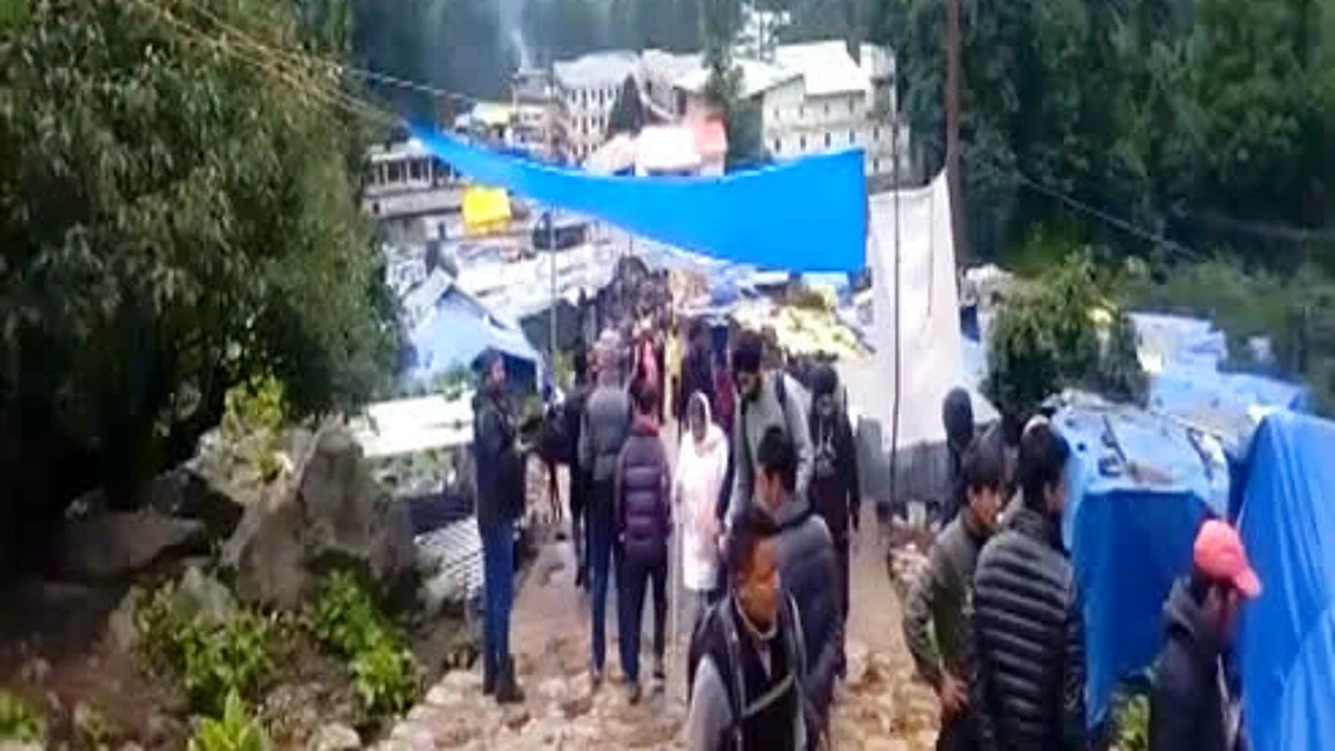 Hemkund Sahib: फिर शुरू हुई हेमकुंड साहिब की यात्रा, बारिश के अलर्ट के बाद लगी थी रोक