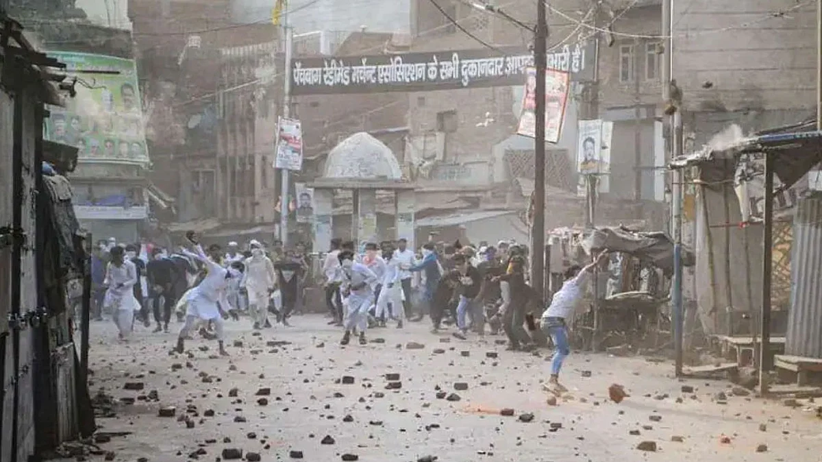 कानपुर हिंसा: SIT ने किया दावा, दंगों में लोगों को पत्थर और पेट्रोल बम फेंकने के दिए गए पैसे