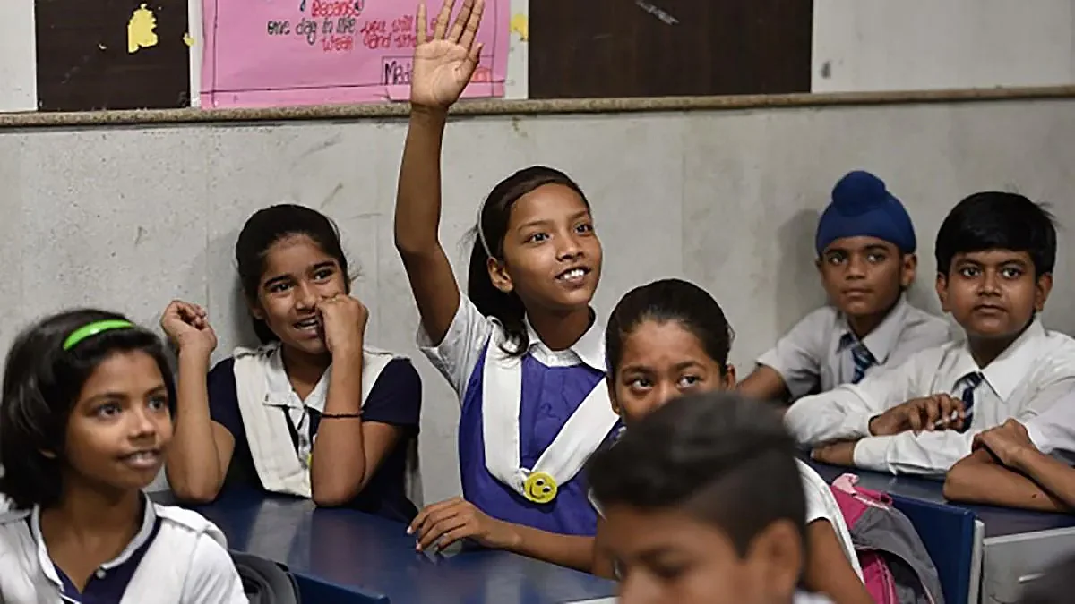 यूनिफॉर्म के साथ बच्चों को पेन, पेंसिल, कॉपी के लिए पैसा भी देगी उत्तर प्रदेश सरकार