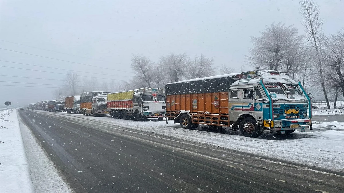 Jammu Srinagar Highway: भूस्खलन और पत्थर गिरने के कारण जम्मू-श्रीनगर हाईवे बंद