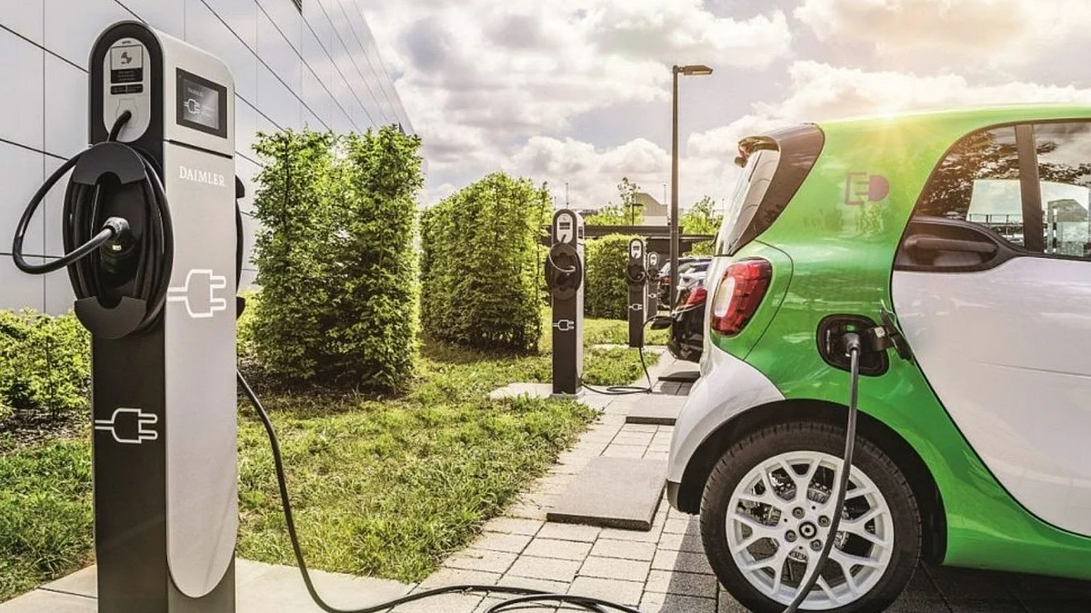 Delhi EV Charging Station: स्लो चार्जिंग पर तीन और फास्ट चार्जिंग पर 10 रुपए प्रति यूनिट शुल्क देना होगा