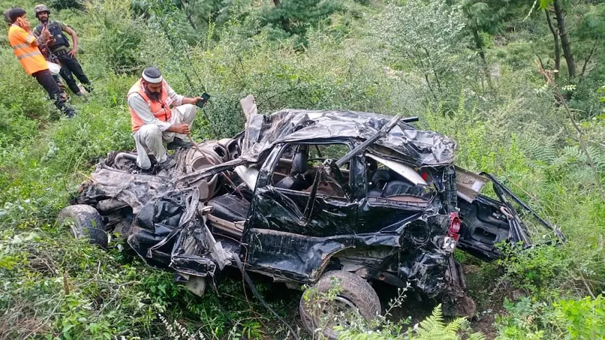 Jammu-Srinagar Highway पर हुआ बड़ा हादसा, शादी में जा रही SUV खाई में गिरी, 6 की मौत