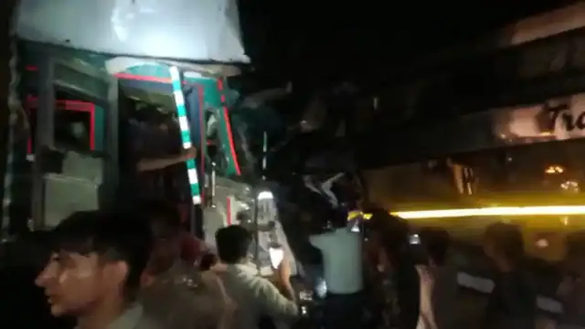 Rampur Accident: रामपुर में दर्दनाक हादसा, ट्रक और प्राइवेट बस की भीषण टक्कर में 5 की मौत, 22 घायल