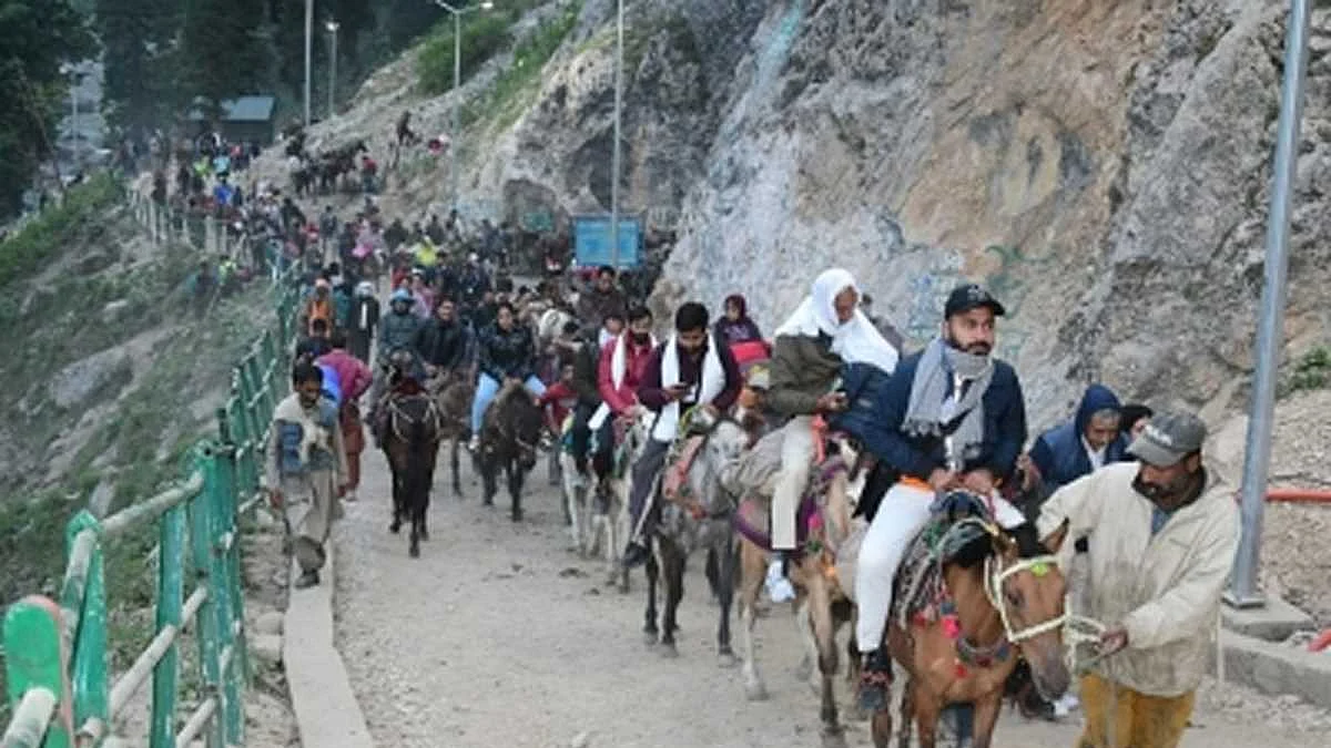 Amarnaath Yatra: एक और जत्था हुआ रवाना, 20 दिन में 2 लाख से अधिक तीर्थयात्रियों ने किए दर्शन
