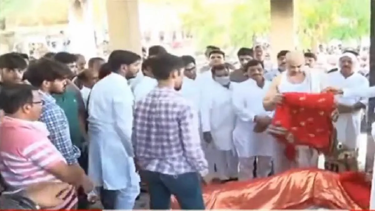 Sadhna Gupta Cremation: पंचतत्व में विलीन हुईं मुलायम सिंह की पत्नी साधना गुप्ता, बेटे प्रतीक ने दी मुखाग्नि