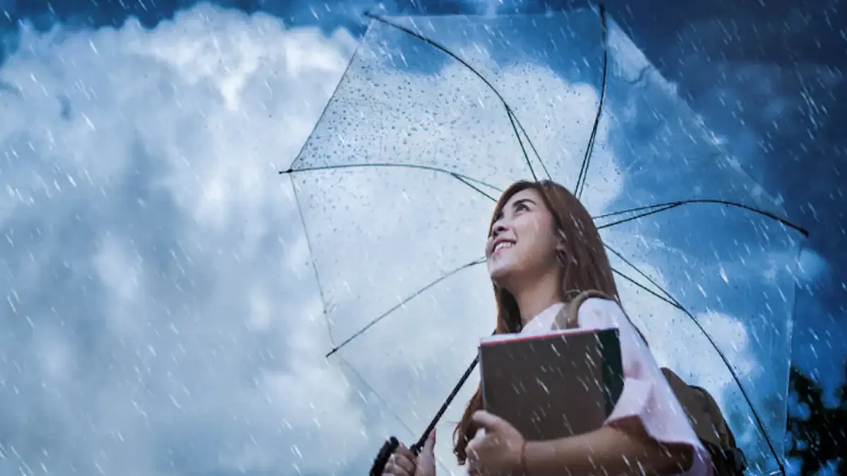 Monsoon Travel Tips: बारिश के मौसम में घूमने की कर रहे हैं प्लानिंग, तो इन बातों का रखें ध्यान