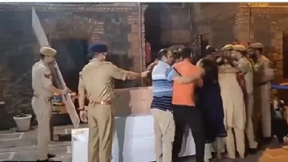 VIDEO: आतंकियों से मुठभेड़ में शहीद हुए ASI मुश्ताक अहमद का शव पहुंचा घर, रोते हुए परिवार को देख लोगों का काँप गया कलेजा