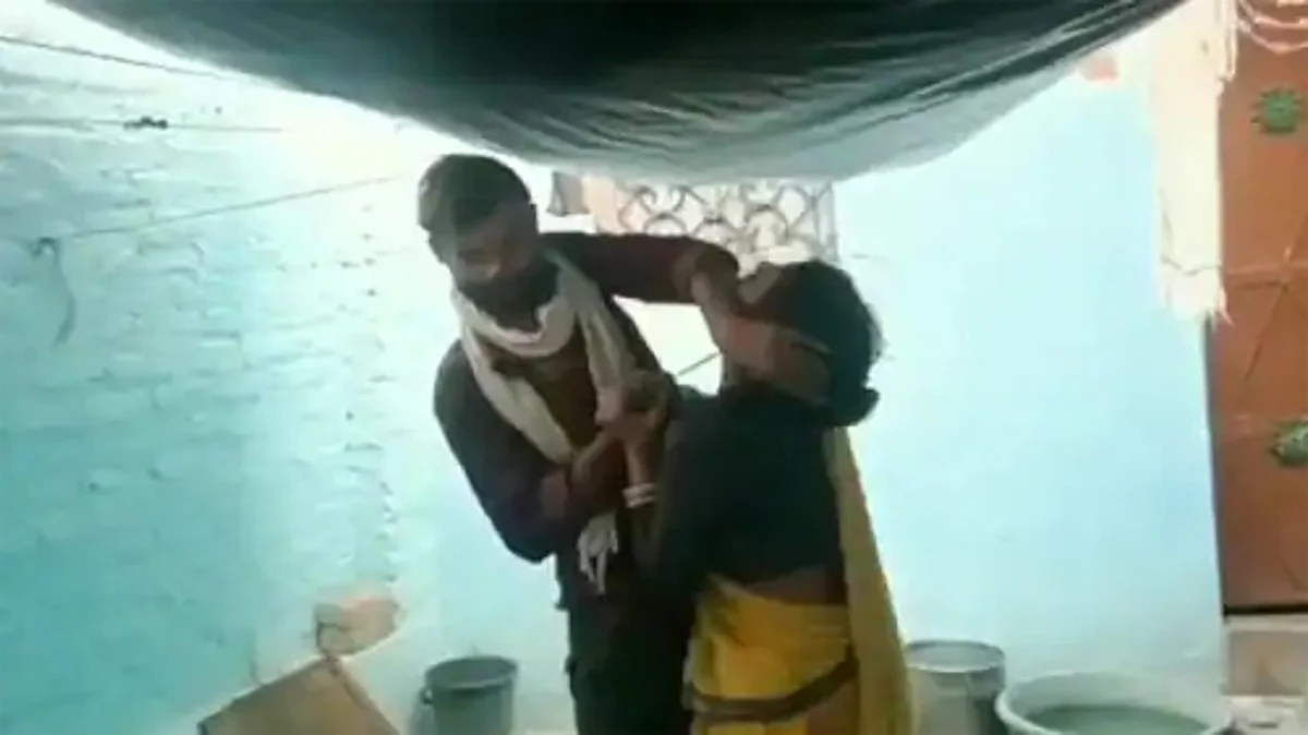 पिता हसिया से काट रहा था मां का गला, बेटे को वीडियो बनाता देख हुआ फरार, वीडियो वायरल