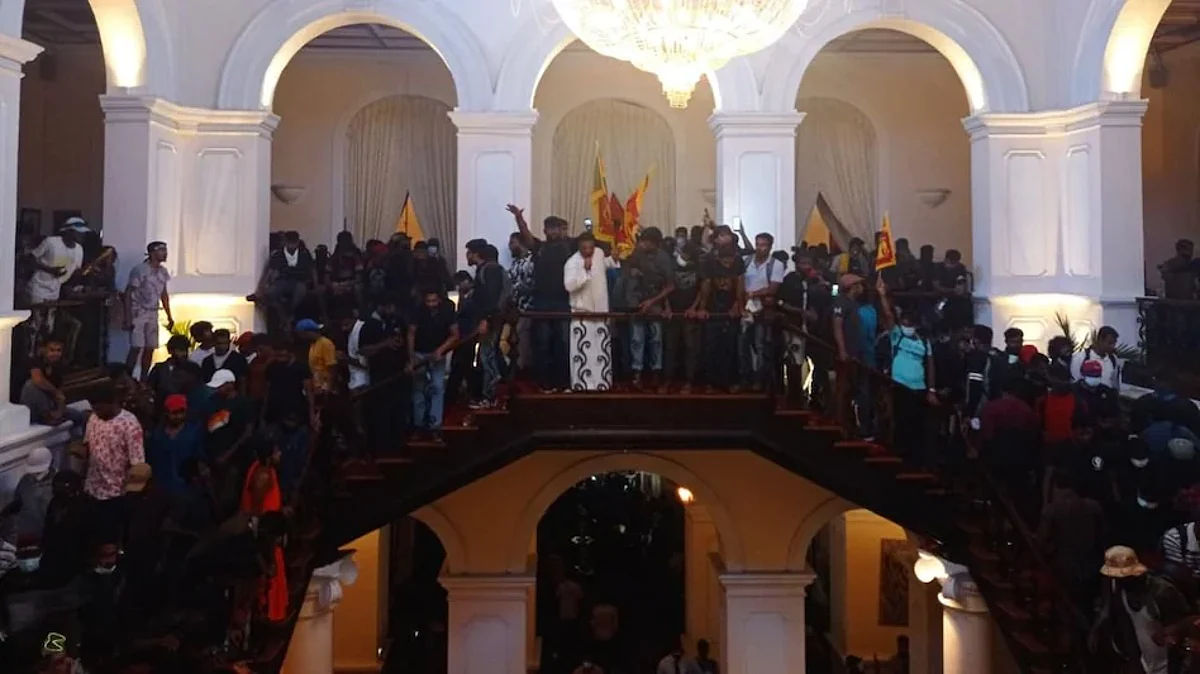 Sri Lanka Crisis: राष्ट्रपति के इस्तीफे की मांग तेज, प्रदर्शनकारियों ने सरकारी आवास पर कब्जा जमाया