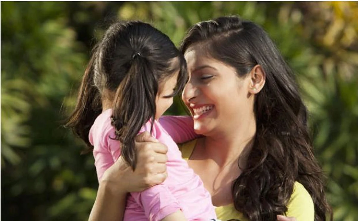 Parenting Tips: बेटियों को बचपन से सिखाएं ये जरूरी बातें, हमेशा रहेंगी ‘सेल्फ डिपेंडेंट'