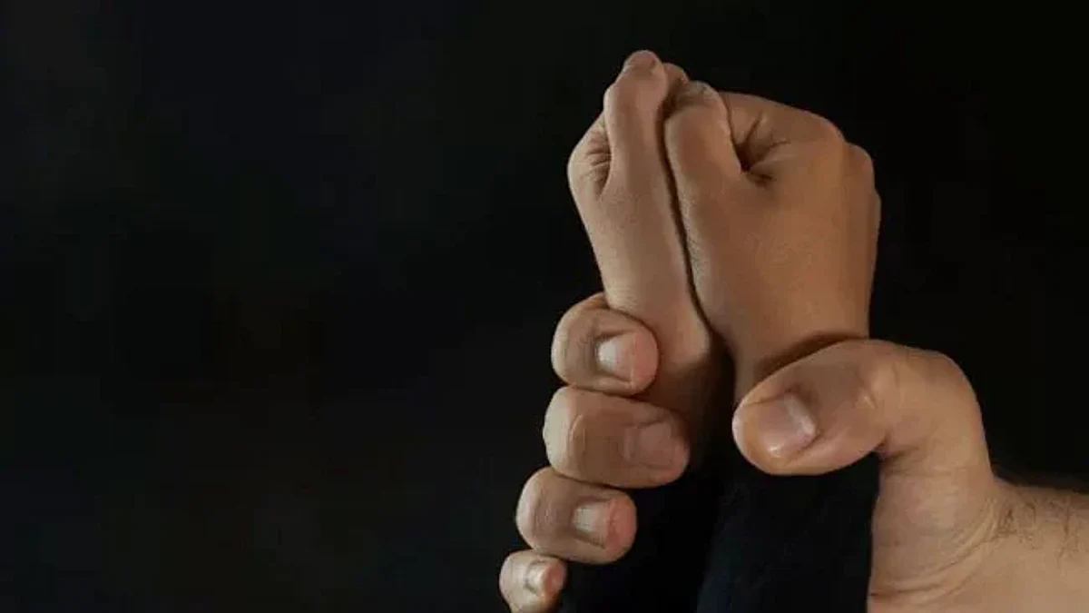 गोंडा: सात साल की बच्ची ने बतायी अपने शिक्षक की करतूत, 'क्लास में करता है बैड टच, टॉयलेट जाने पर ताक-झांक करता है'