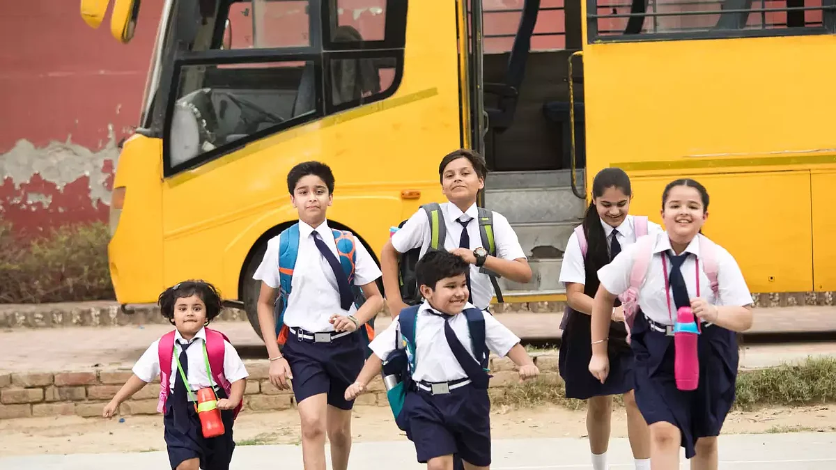 सार्वजनिक स्थानों पर स्कूल यूनिफॉर्म में बच्चों के प्रवेश पर लगाए प्रतिबंध, बाल अधिकार आयोग ने दिया सुझाव
