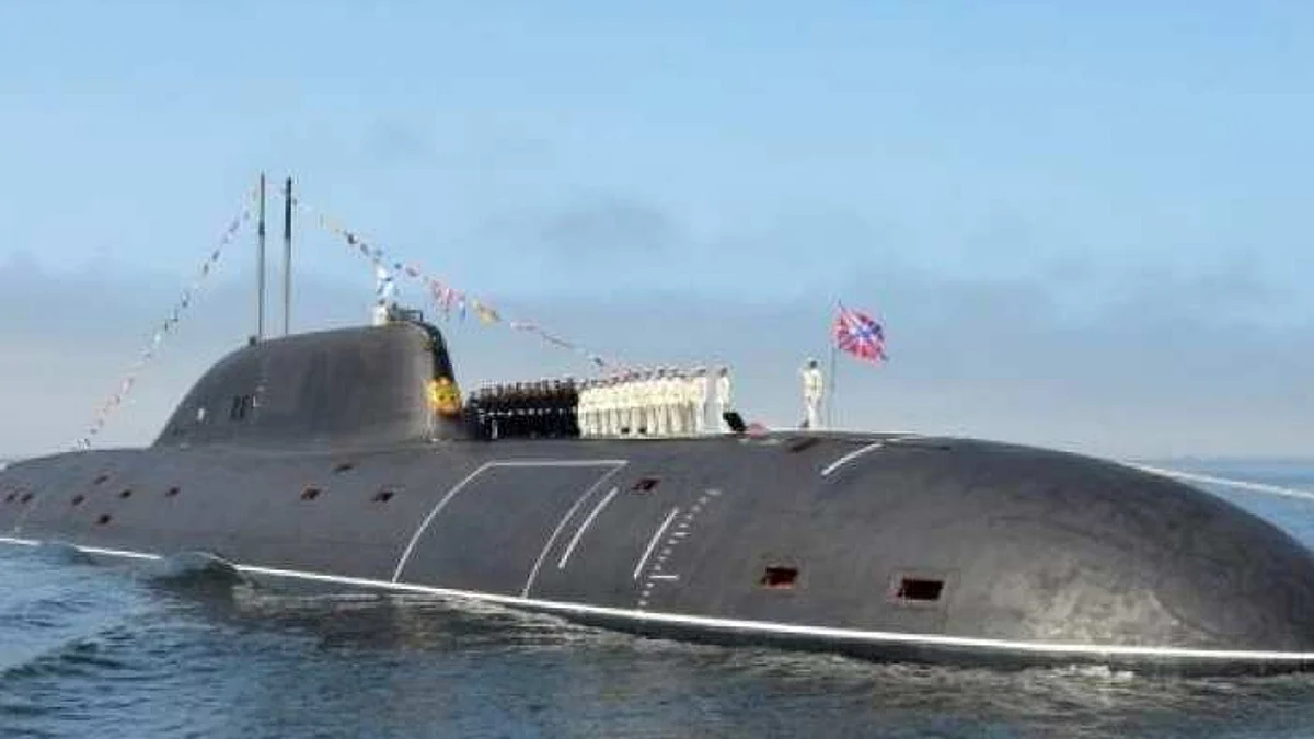 World's Longest Submarine: रूसी नौसेना ने समुद्र में उतारी दुनिया की सबसे लंबी पनडुब्बी, 1700 फीट की गहराई तक गोता लगाने में सक्षम
